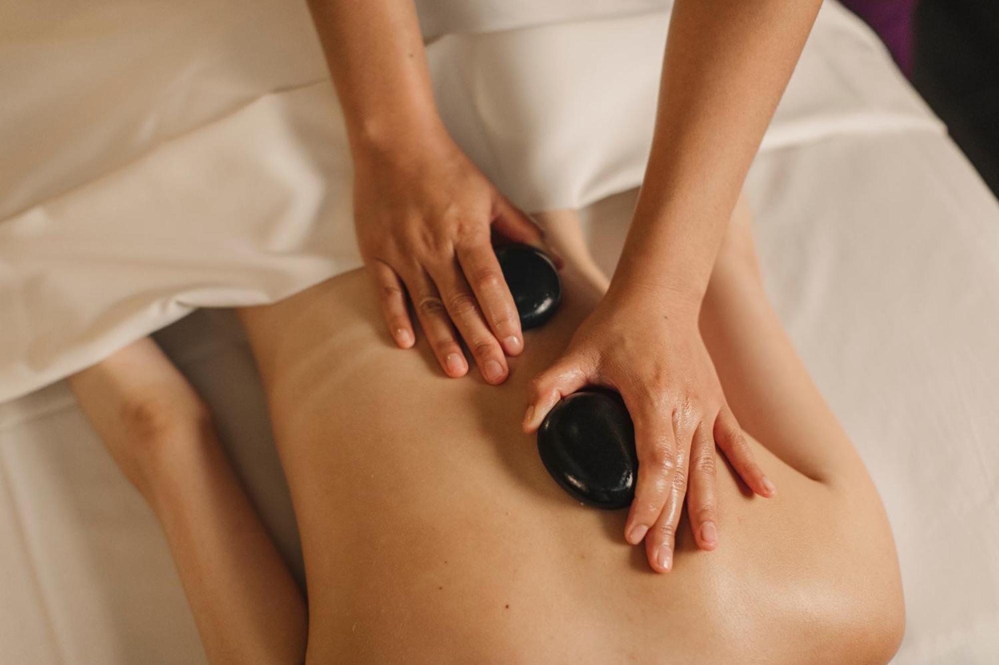 Siam Kempinski Hotel Bangkok Kültér fotó Hot stone massage