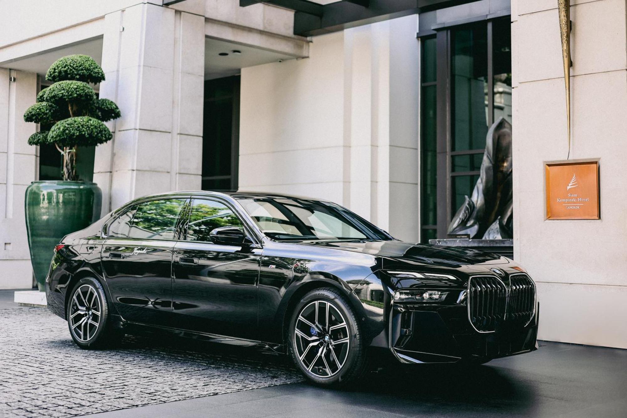 Siam Kempinski Hotel Bangkok Kültér fotó Audi A8